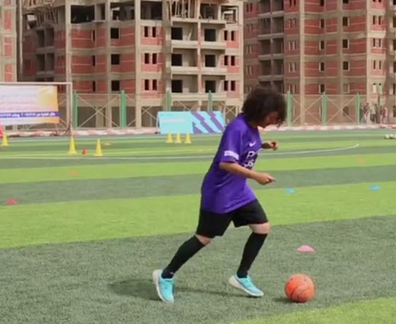 فيديو وصور: لأول مرة في مصر: مباريات كرة القدم تجمع الشباب والفتيات  صورة رقم 1