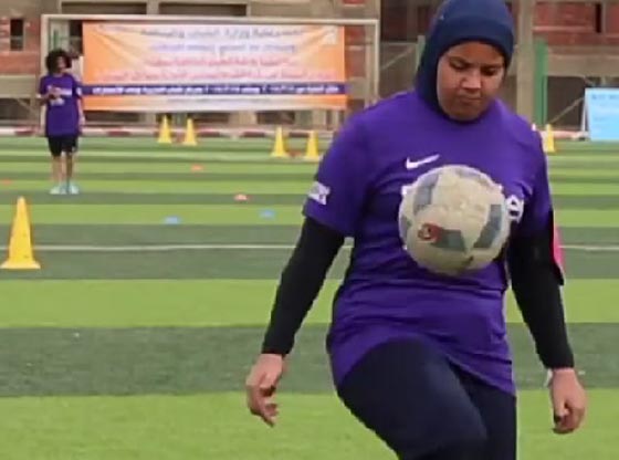 فيديو وصور: لأول مرة في مصر: مباريات كرة القدم تجمع الشباب والفتيات  صورة رقم 2