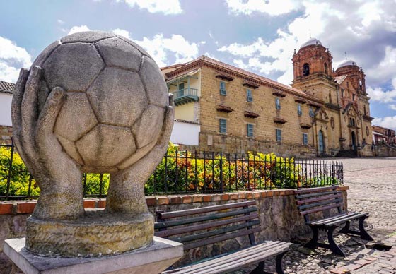 قرية كولومبية تعتاش على صناعة كرات القدم يدويا.. فيديو وصور صورة رقم 1