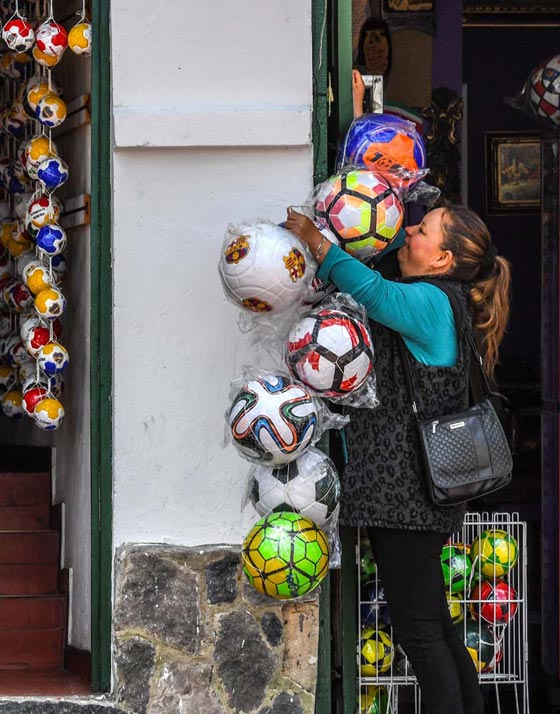 قرية كولومبية تعتاش على صناعة كرات القدم يدويا.. فيديو وصور صورة رقم 2
