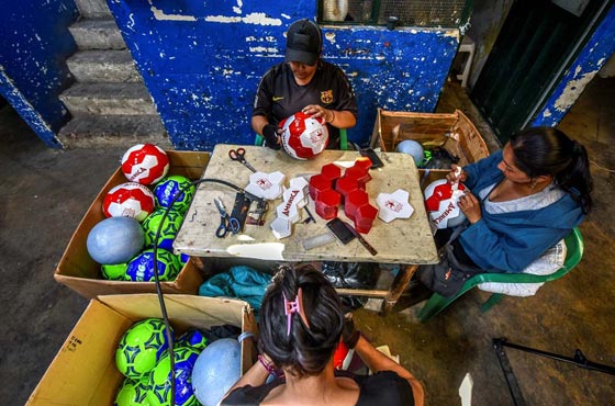 قرية كولومبية تعتاش على صناعة كرات القدم يدويا.. فيديو وصور صورة رقم 6