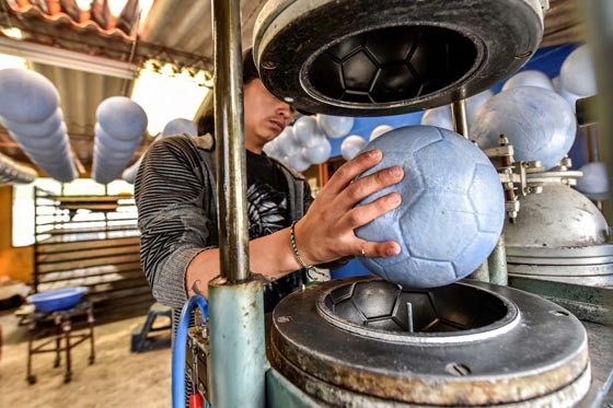 قرية كولومبية تعتاش على صناعة كرات القدم يدويا.. فيديو وصور صورة رقم 8