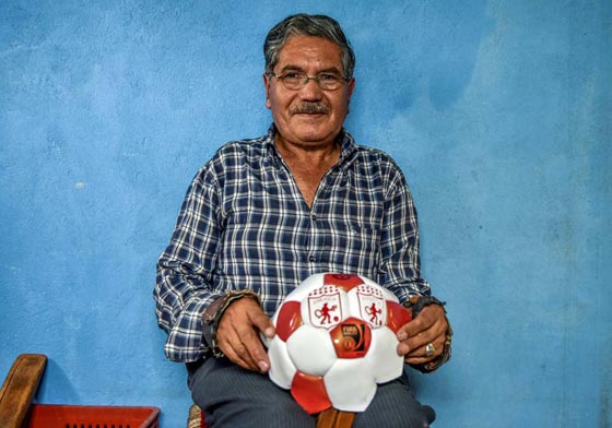 قرية كولومبية تعتاش على صناعة كرات القدم يدويا.. فيديو وصور صورة رقم 10