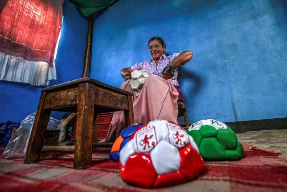 قرية كولومبية تعتاش على صناعة كرات القدم يدويا.. فيديو وصور صورة رقم 11