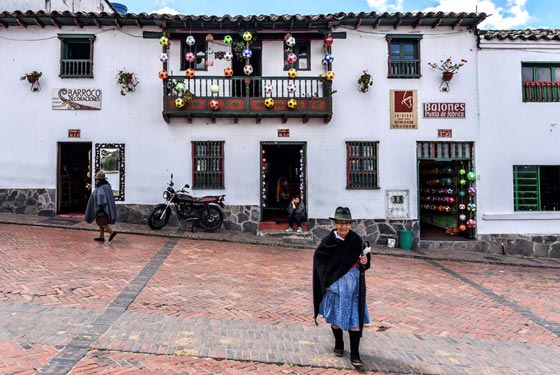 قرية كولومبية تعتاش على صناعة كرات القدم يدويا.. فيديو وصور صورة رقم 13