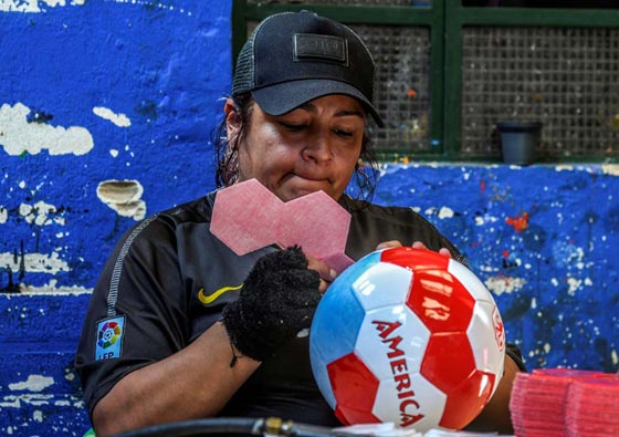 قرية كولومبية تعتاش على صناعة كرات القدم يدويا.. فيديو وصور صورة رقم 15