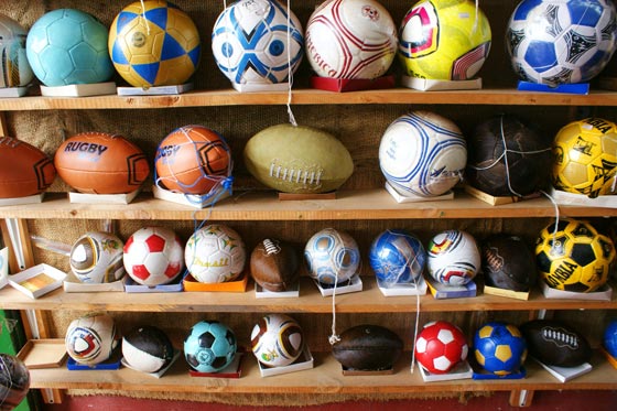 قرية كولومبية تعتاش على صناعة كرات القدم يدويا.. فيديو وصور صورة رقم 16