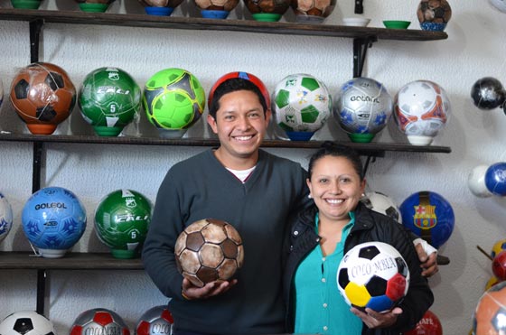 قرية كولومبية تعتاش على صناعة كرات القدم يدويا.. فيديو وصور صورة رقم 17