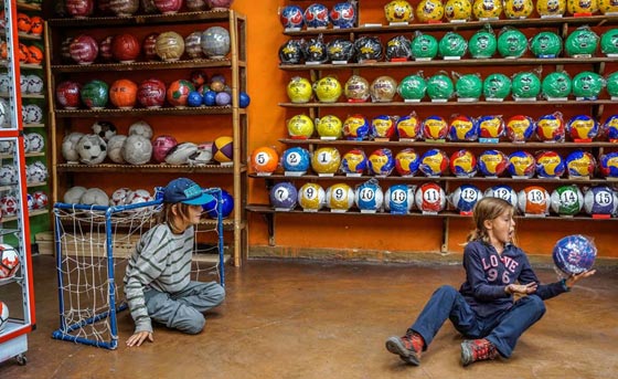 قرية كولومبية تعتاش على صناعة كرات القدم يدويا.. فيديو وصور صورة رقم 19