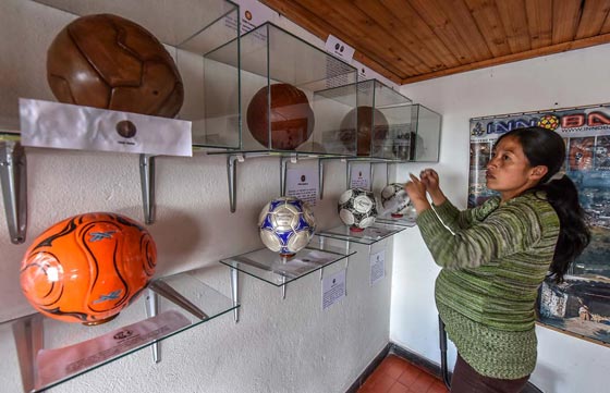 قرية كولومبية تعتاش على صناعة كرات القدم يدويا.. فيديو وصور صورة رقم 20