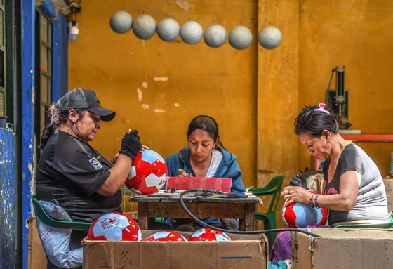 قرية كولومبية تعتاش على صناعة كرات القدم يدويا.. فيديو وصور صورة رقم 3