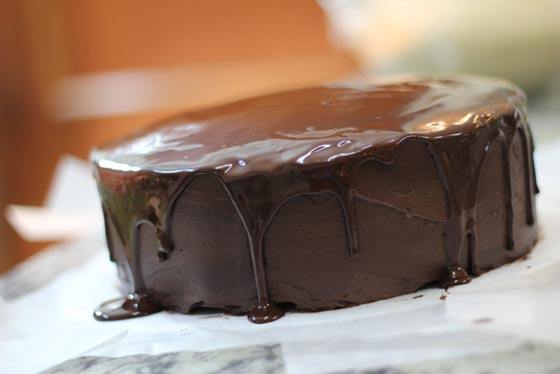  كيك الشوكولاتة الشهي مزين بطبقة من كريمة موس الشوكولاتة صورة رقم 8