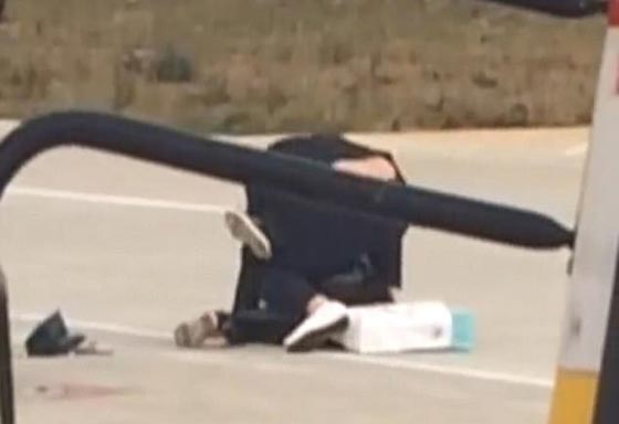  معركة وتبادل اللكمات بين رجل وزوجته يؤخر اقلاع طائرة.. فيديو صورة رقم 2