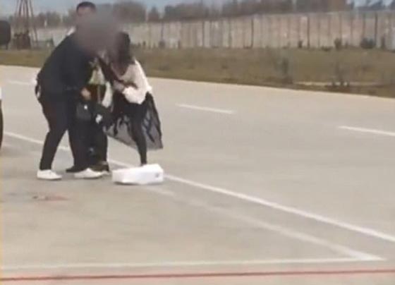  معركة وتبادل اللكمات بين رجل وزوجته يؤخر اقلاع طائرة.. فيديو صورة رقم 3