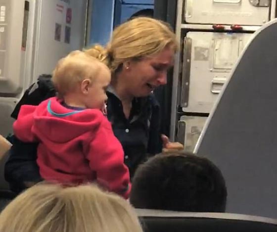ضربها بعربة أطفال: فيديو فضيحة جديدة على متن طائرة اميريكان إيرلاينز صورة رقم 2