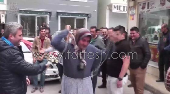   فيديو غريب: عريس تركي يرتدي ملابس نسائية!  صورة رقم 1