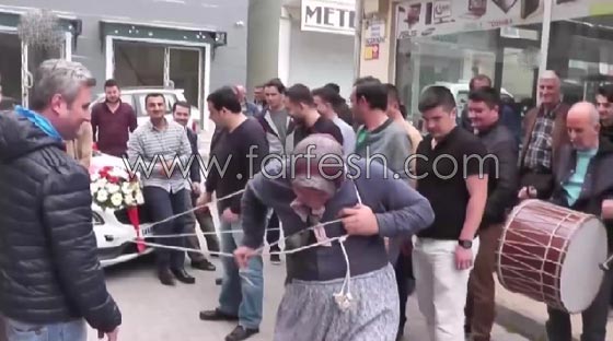   فيديو غريب: عريس تركي يرتدي ملابس نسائية!  صورة رقم 3