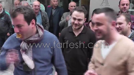   فيديو غريب: عريس تركي يرتدي ملابس نسائية!  صورة رقم 6