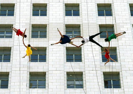   راقصون يتدلّون من أعلى مبنى ويؤدون رقصات فيلم (لا لا لاند) صورة رقم 2