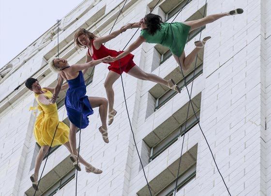   راقصون يتدلّون من أعلى مبنى ويؤدون رقصات فيلم (لا لا لاند) صورة رقم 6