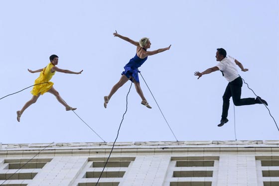   راقصون يتدلّون من أعلى مبنى ويؤدون رقصات فيلم (لا لا لاند) صورة رقم 7