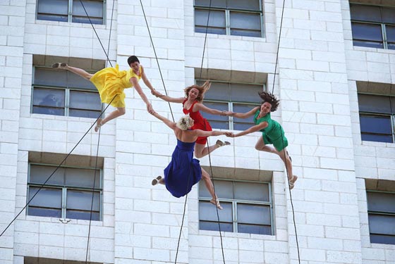   راقصون يتدلّون من أعلى مبنى ويؤدون رقصات فيلم (لا لا لاند) صورة رقم 13