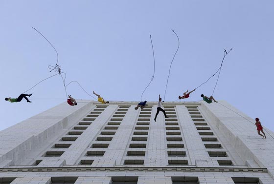   راقصون يتدلّون من أعلى مبنى ويؤدون رقصات فيلم (لا لا لاند) صورة رقم 14