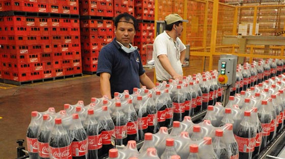 بسبب تراجع المبيعات.. شركة كوكا كولا تعتزم شطب 1200 وظيفة صورة رقم 1