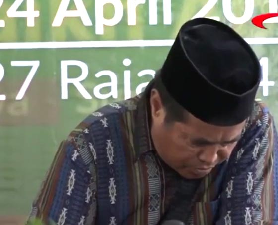 بالفيديو.. وفاة أشهر قارئ إندونيسي وهو يتلو القرآن على الهواء مباشرة صورة رقم 2