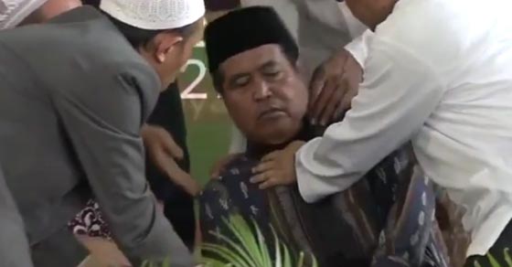 بالفيديو.. وفاة أشهر قارئ إندونيسي وهو يتلو القرآن على الهواء مباشرة صورة رقم 3