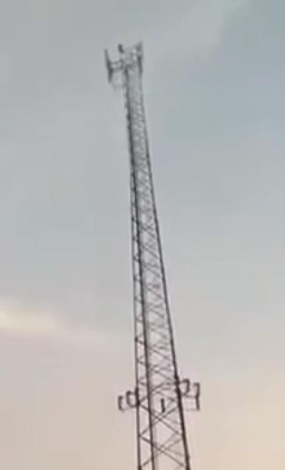 فيديو صادم.. مصرع طفل سقط من أعلى برج كهرباء صورة رقم 1