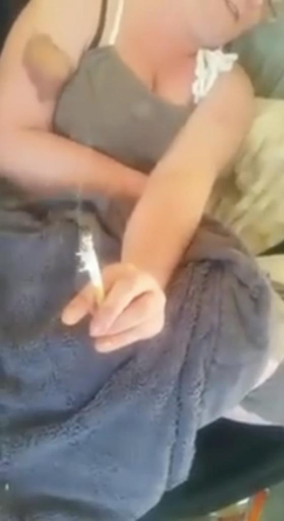 فيديو مروع.. قناص أخطأ بإصابة سيجارة  فنسف أصابع امرأة صورة رقم 3