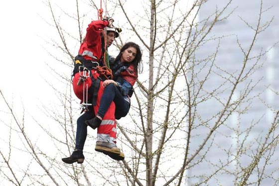 بالفيديو.. عملية إنقاذ إمرأة معلقة في الهواء في كندا صورة رقم 6