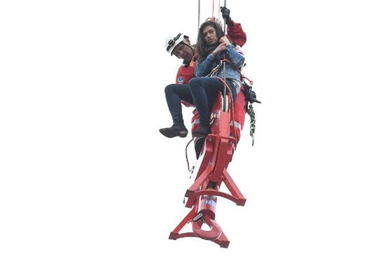 بالفيديو.. عملية إنقاذ إمرأة معلقة في الهواء في كندا صورة رقم 1