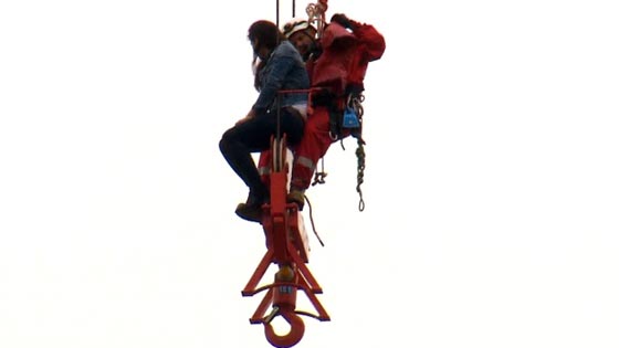 بالفيديو.. عملية إنقاذ إمرأة معلقة في الهواء في كندا صورة رقم 4