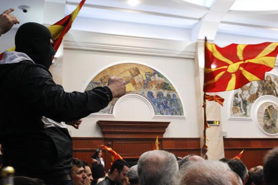 معارك دموية في البرلمان المقدوني بعد انتخاب رئيس من اصل ألباني صورة رقم 2