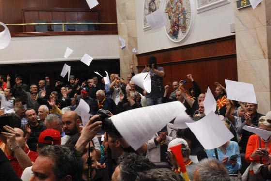 معارك دموية في البرلمان المقدوني بعد انتخاب رئيس من اصل ألباني صورة رقم 3