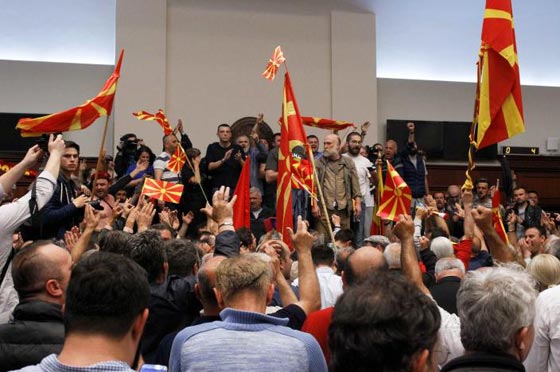 معارك دموية في البرلمان المقدوني بعد انتخاب رئيس من اصل ألباني صورة رقم 4