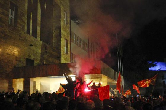 معارك دموية في البرلمان المقدوني بعد انتخاب رئيس من اصل ألباني صورة رقم 6