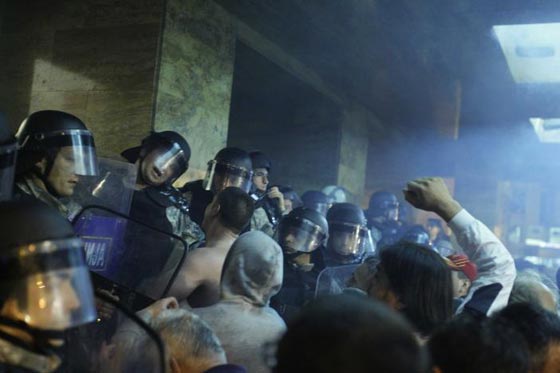 معارك دموية في البرلمان المقدوني بعد انتخاب رئيس من اصل ألباني صورة رقم 15