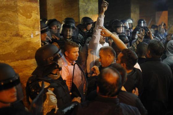 معارك دموية في البرلمان المقدوني بعد انتخاب رئيس من اصل ألباني صورة رقم 7
