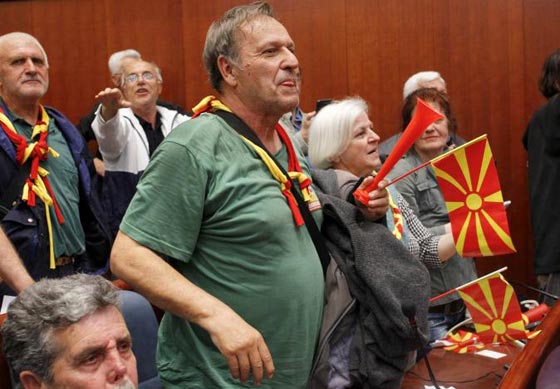 معارك دموية في البرلمان المقدوني بعد انتخاب رئيس من اصل ألباني صورة رقم 16
