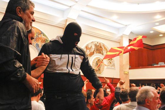 معارك دموية في البرلمان المقدوني بعد انتخاب رئيس من اصل ألباني صورة رقم 11