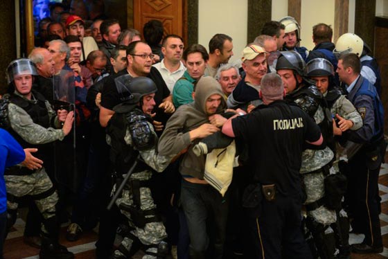 معارك دموية في البرلمان المقدوني بعد انتخاب رئيس من اصل ألباني صورة رقم 13