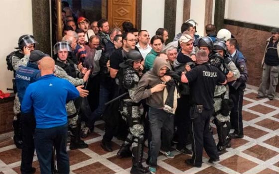 معارك دموية في البرلمان المقدوني بعد انتخاب رئيس من اصل ألباني صورة رقم 8