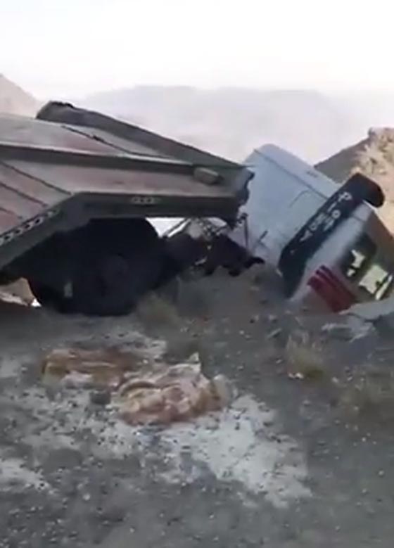 فيديو يخطف الأنفاس: شاحنة معلقة بالهواء فوق واد في السعودية والسائق نجا باعجوبة صورة رقم 1