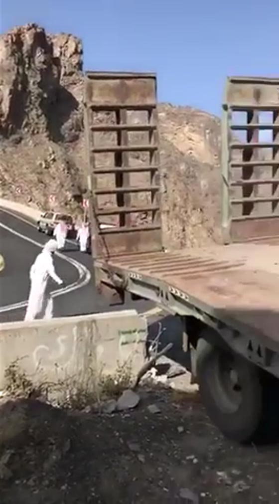 فيديو يخطف الأنفاس: شاحنة معلقة بالهواء فوق واد في السعودية والسائق نجا باعجوبة صورة رقم 2