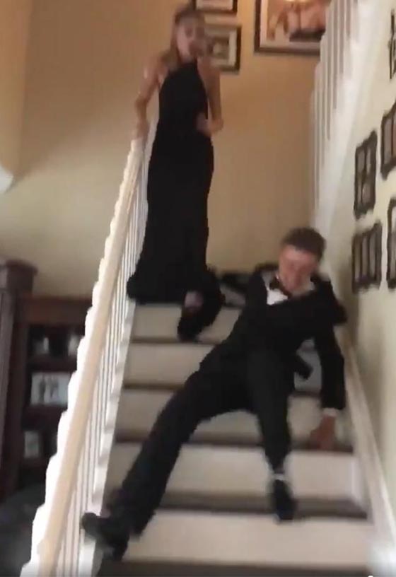  فيديو محرج: انزلقت قدمه أمام صديقته ووقع من اعلى السلم وهو بكامل أناقته! صورة رقم 7