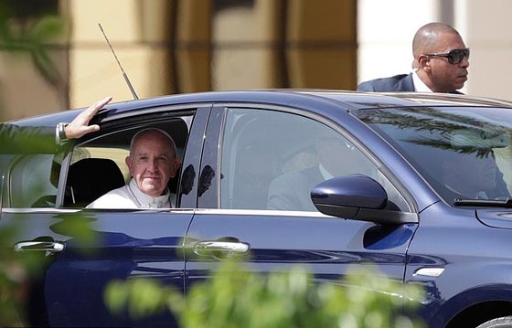 ما سر سيارة فيات زرقاء اصر البابا على ركوبها في مصر صورة رقم 1