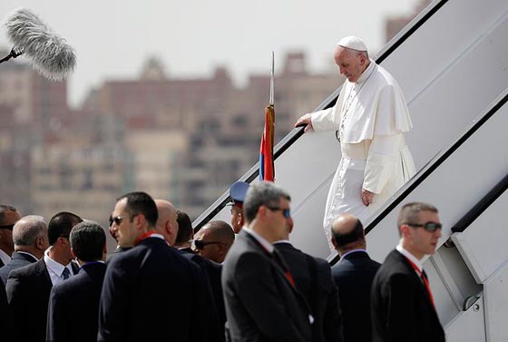 ما سر سيارة فيات زرقاء اصر البابا على ركوبها في مصر صورة رقم 8